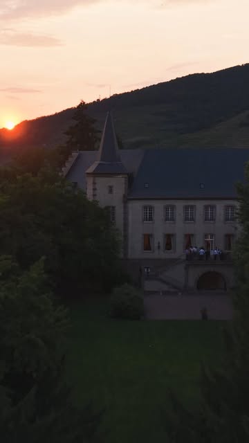Un château au coucher du soleil. Publication Instagram (nouvel onglet).