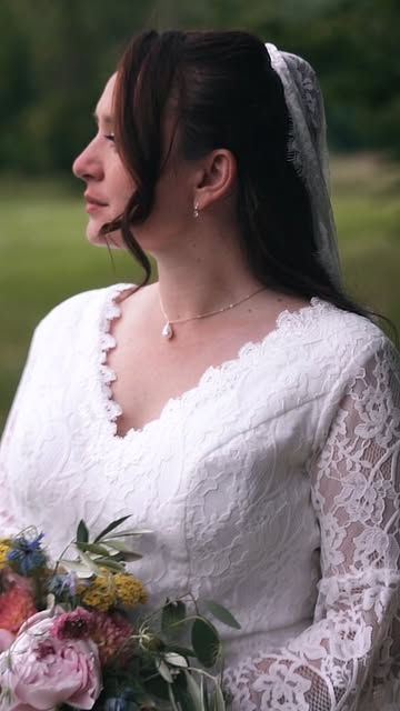 Une mariée en robe de dentelle, son bouquet à la main. Publication Instagram (nouvel onglet).